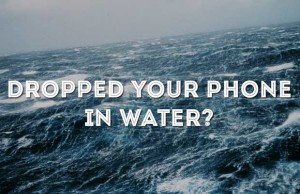 teléfono caído en el agua